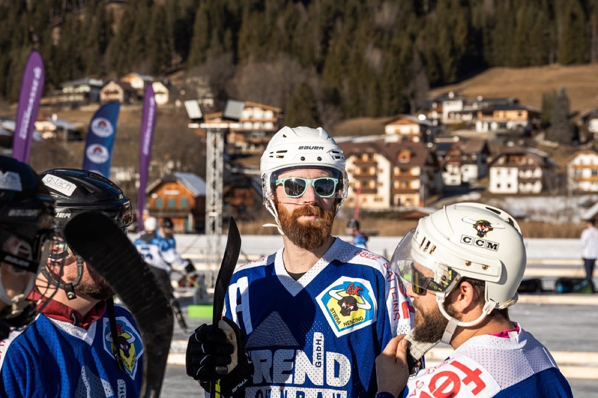Pondhockey-Action unter Kärntner Bergen