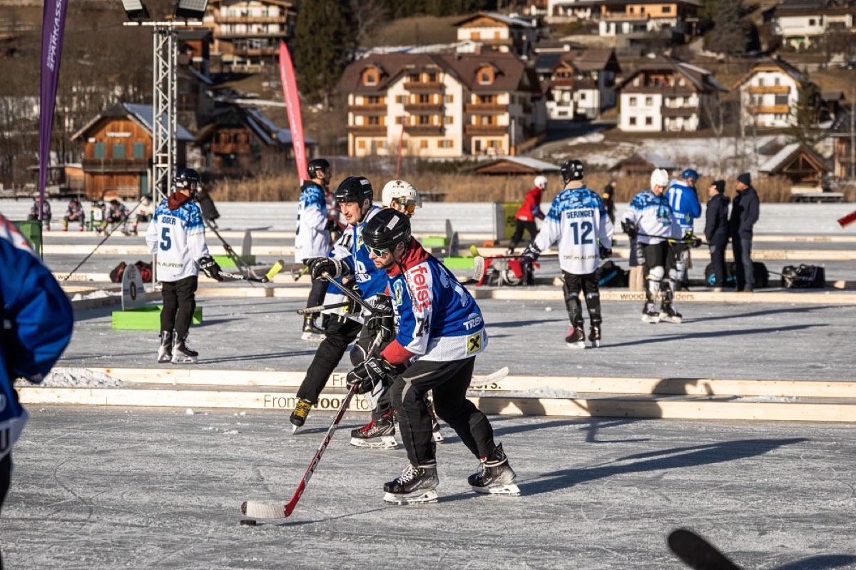 Spielszene am zugefrorenen Weissensee