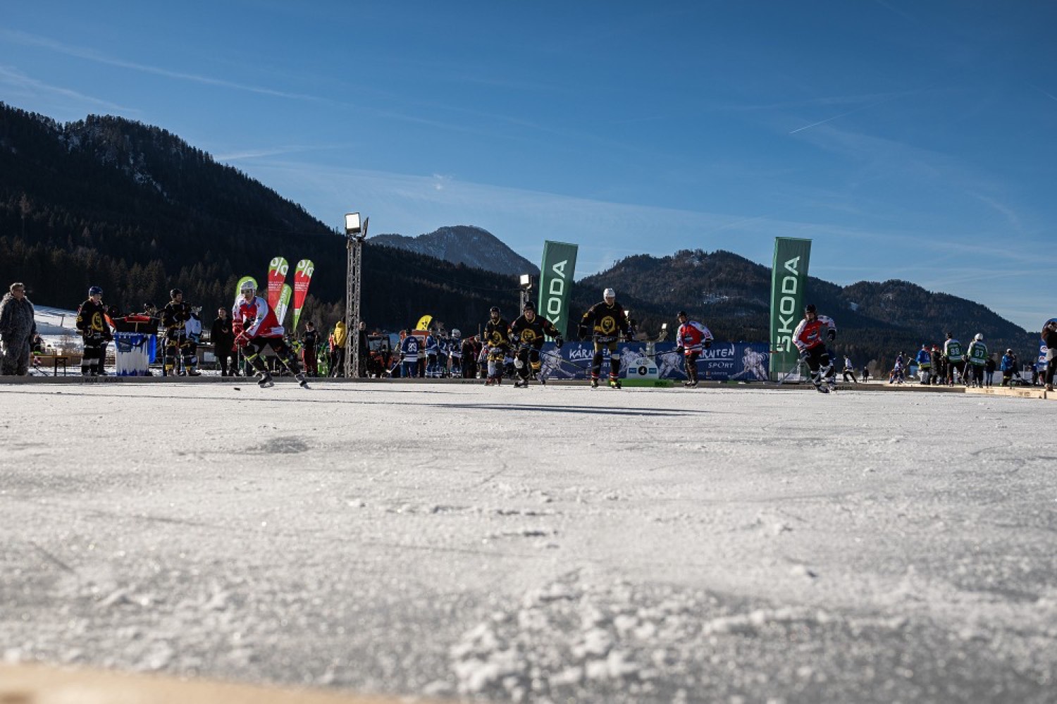 Pond Hockey am Natureis des Weissensees