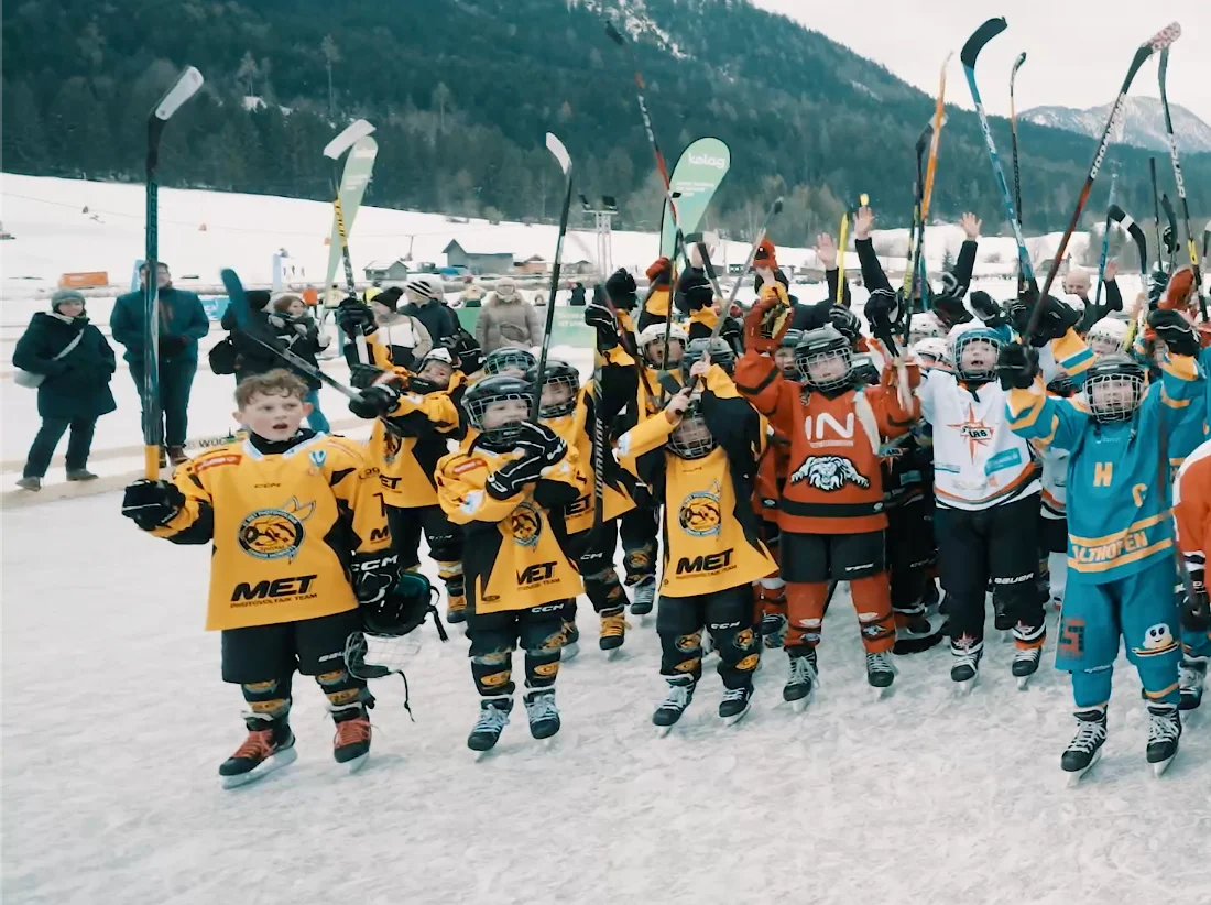 Giovani giocatori al pond hockey sul Weißensee