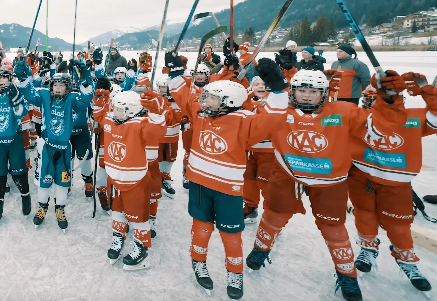 Bambini con bastoni da hockey al Weißensee