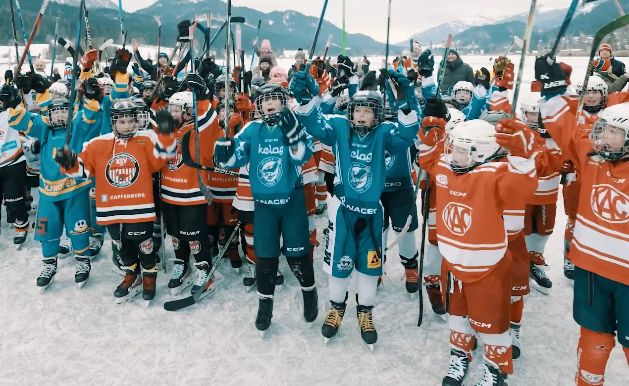 Bambini con bastoni da hockey al Weißensee