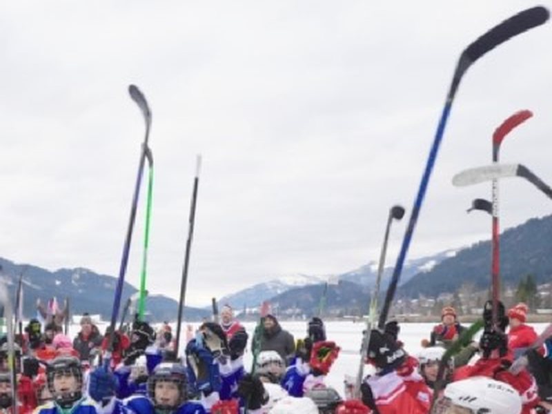 Bambini con bastoni da hockey al Weissensee