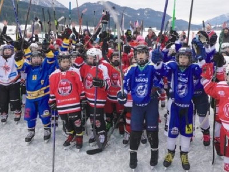 Bambini con bastoni da hockey al Weissensee