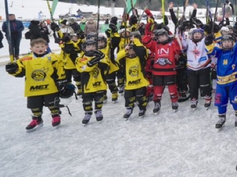 Nachwuchsspieler beim Pond Hockey am Weissensee