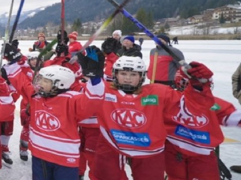 Nachwuchsspieler beim Pond Hockey am Weissensee